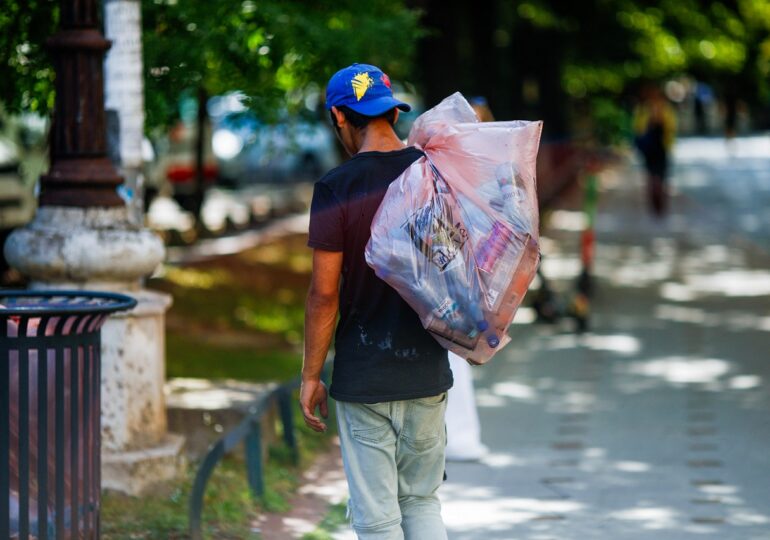 Proiect-pilot în Capitală: Compartimente speciale pentru sticle, PET-uri sau doze, montate pe coșurile de gunoi