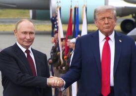 Trump-Putin în Alaska: Covorul roșu și soldații americani în genunchi au stârnit reacții puternice