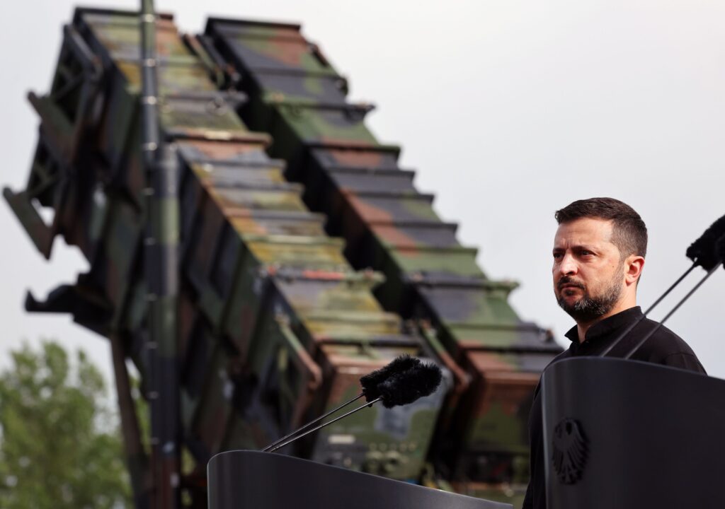 Kiev summons US diplomat over weapons delivery fre