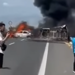 Un camion a lovit mașinile oprite la un punct de taxare de pe o autostradă din Grecia folosită de români: 3 oameni au ars de vii (Video)