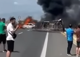 Un camion a lovit mașinile oprite la un punct de taxare de pe o autostradă din Grecia folosită de români: 3 oameni au ars de vii (Video)