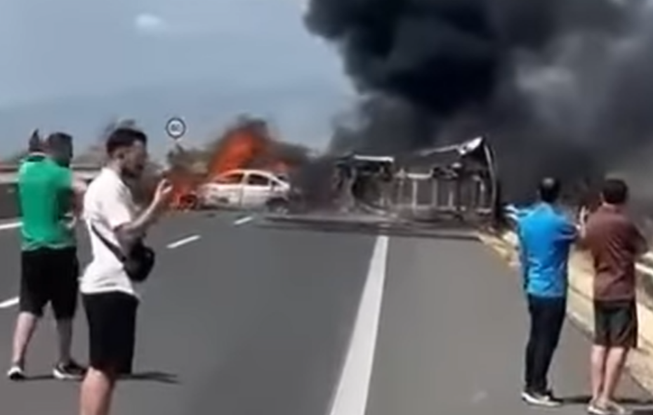 Un camion a lovit mașinile oprite la un punct de taxare de pe o autostradă din Grecia folosită de români: 3 oameni au ars de vii (Video)