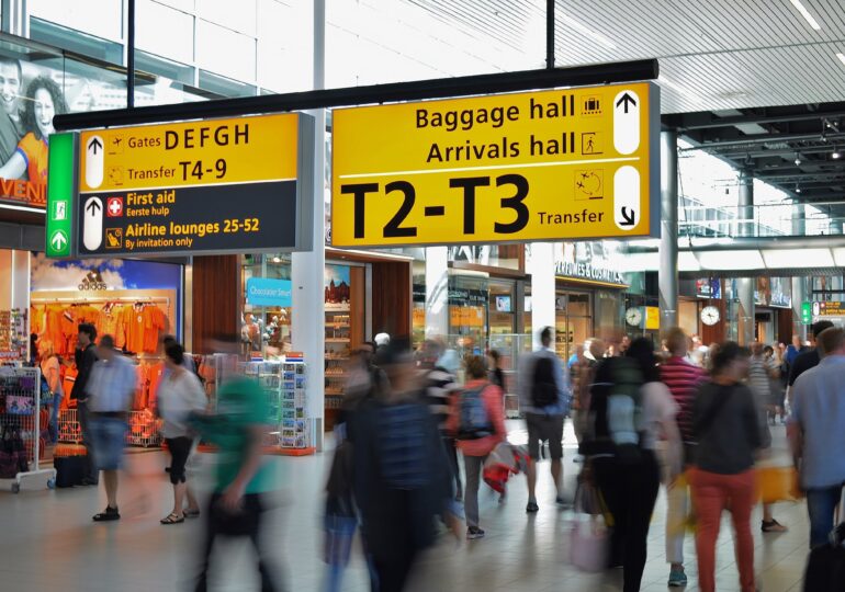 Captură uriașă pe Aeroportul Otopeni: Ce au găsit polițiștii în bagajele unor români care veneau din Dubai