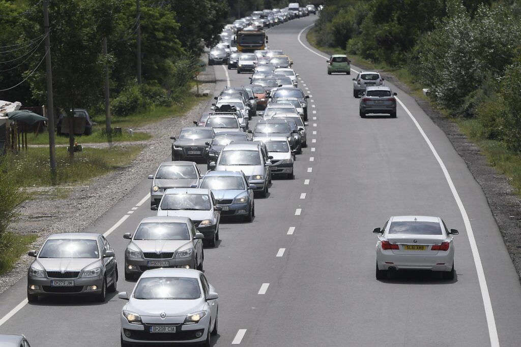 Aglomerație pe șosele: accident pe DN7, coloane de mașini pe DN1 spre munte