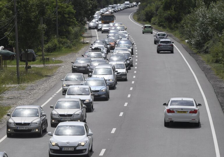 Aglomerație pe șosele: accident pe DN7, coloane de mașini pe DN1 spre munte
