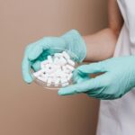 Nouă generație de antibiotice împotriva superbacteriilor, creată de AI. Când va putea fi folosită