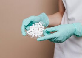 Nouă generație de antibiotice împotriva superbacteriilor, creată de AI. Când va putea fi folosită