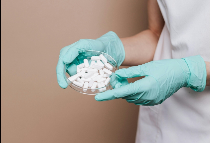 Nouă generație de antibiotice împotriva superbacteriilor, creată de AI. Când va putea fi folosită