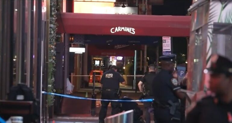Trei persoane rănite, într-un atac armat în Times Square. Un suspect de 17 ani a fost reținut
