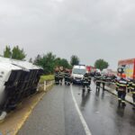 Grav accident în Cluj: Un autocar s-a răsturnat. Un bărbat a murit, alte 9 persoane au ajuns la spital (Video)