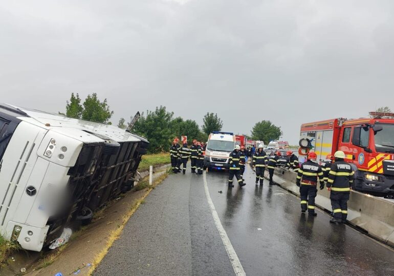 Grav accident în Cluj: Un autocar s-a răsturnat. Un bărbat a murit, alte 9 persoane au ajuns la spital (Video)
