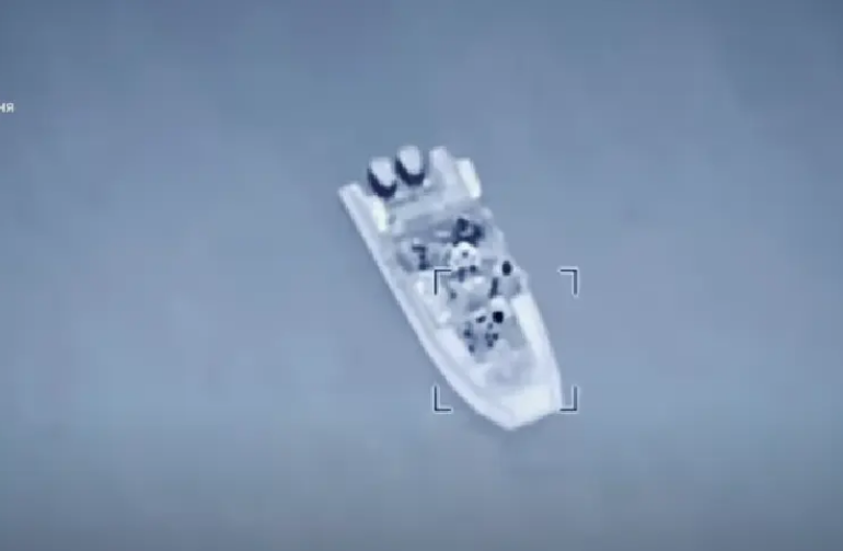 Momentul în care o barcă rusească de patrulare în Marea Neagră e nimicită cu o rachetă ghidată de laser (Video)