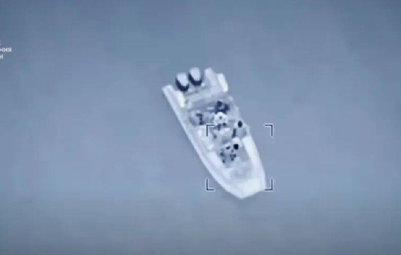 Momentul în care o barcă rusească de patrulare în Marea Neagră e nimicită cu o rachetă ghidată de laser (Video)
