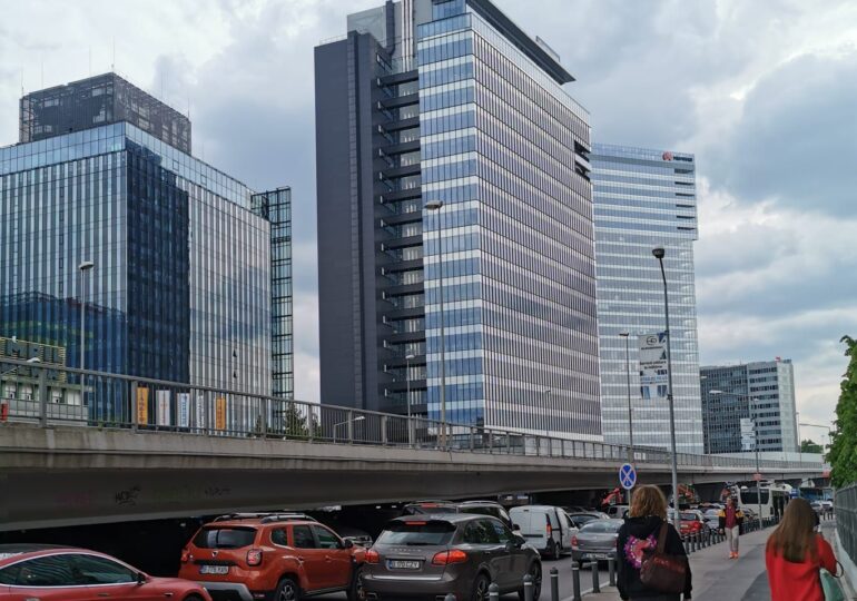 Bucureștenii, sufocați de trafic și mizerie: 60% cred că orașul merge într-o direcție greșită