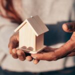 Proprietarii de locuințe scapă de impozitarea la valoarea de piață până în 2027. Dar tot vor avea o majorare de la 1 ianuarie 2026