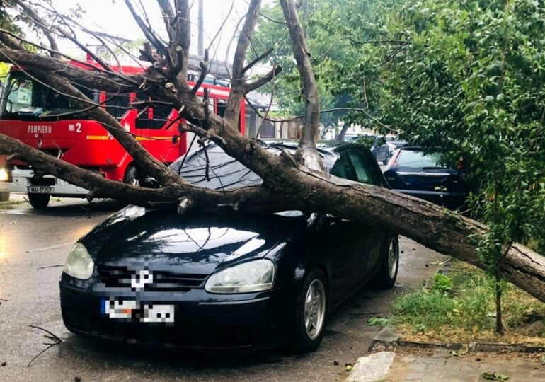 România, măturată de furtuni: Covor de grindină, străzi sub ape. Un tânăr de 18 ani a murit strivit de un acoperiș luat de vânt (Foto & Video)