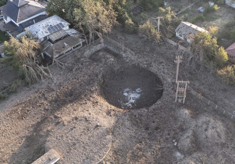 Alertă la Amara, Ialomița, după descoperirea unei pungi de gaze. Zeci de persoane evacuate, crater de 50 de metri format în oraș (Video) <span style="color:#990000;">UPDATE</span>