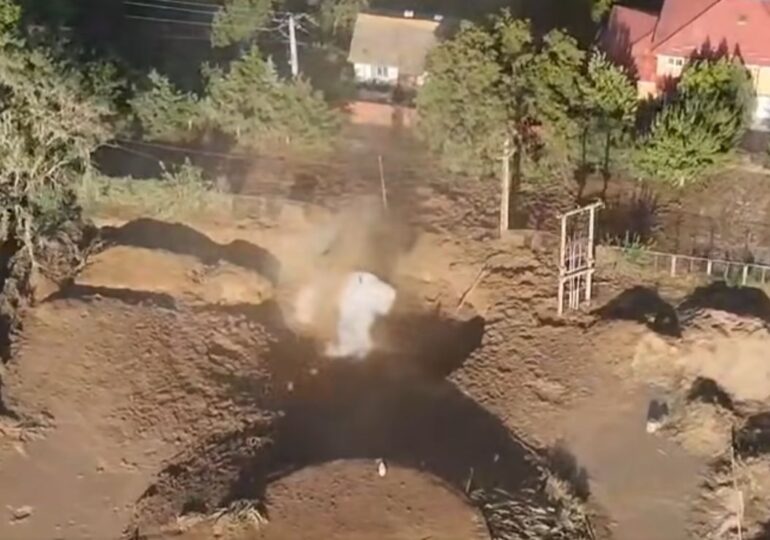 Alertă la Amara, Ialomița, după descoperirea unei pungi de gaze. Zeci de persoane evacuate, crater de 50 de metri format în oraș (Video)