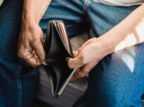 Un bărbat din Neamț a rămas fără 30.000 de lei după ce a fost înșelat de falși inspectori ANAF. Cum și-a recuperat banii
