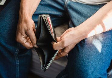 Un bărbat din Neamț a rămas fără 30.000 de lei după ce a fost înșelat de falși inspectori ANAF. Cum și-a recuperat banii
