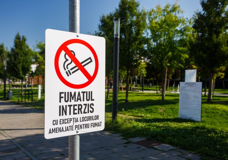Fumatul e interzis de azi în stațiile de autobuz și în parcurile din Cluj-Napoca. Amenzi de până la 500 de lei