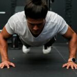 Dacă poți face aceste 7 exerciții la 30 sau 40 de ani, îți menții corpul mai tânăr decât majoritatea (Video)