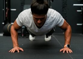 Dacă poți face aceste 7 exerciții la 30 sau 40 de ani, îți menții corpul mai tânăr decât majoritatea (Video)