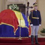 LIVE Funeralii de stat pentru Ion Iliescu. Sicriul tricolor e pe catafalc la Cotroceni. Cine i-a adus un ultim omagiu (Foto & Video)