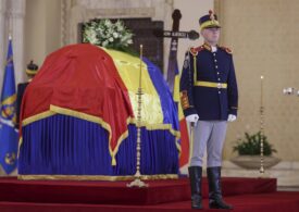 Funeralii de stat pentru Ion Iliescu. Peste o mie de oameni de rând, dar și politicieni și-au prezentat omagiul. Sicriul rămâne pe catafalc până joi dimineață (Foto & Video)
