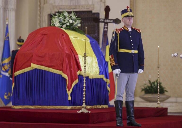Filmul primei zile de funeralii de stat pentru Ion Iliescu. Peste 1.000 de oameni de rând, dar și politicieni și-au prezentat omagiul. Marile absențe (Foto & Video)