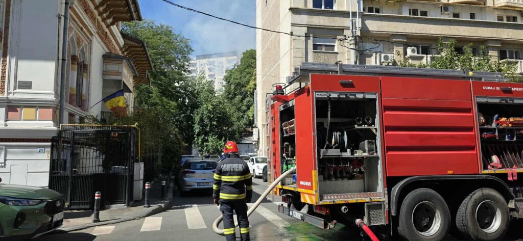 Incendiu puternic în București. S-a aprins o mașină electrică, iar focul s-a extins la mai multe autoturisme. O persoană a murit (Video)