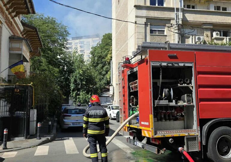 RO-Alert de incendiu în centrul Capitalei. Arde fostul restaurant Mărul de Aur (Foto&Video)