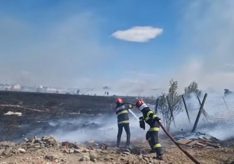 Incendiu la ieșirea din Craiova. Fum dens, mesaj RO-Alert transmis populației (Video)