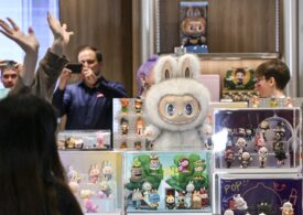 Labubu, păpușa urâtă devenită obsesie globală, l-a făcut ultra-bogat pe creatorul său. A depășit Barbie și Hello Kitty