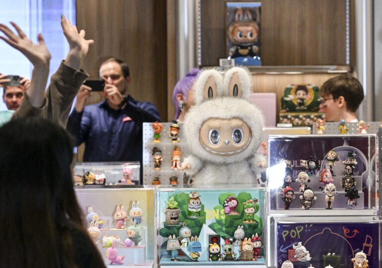 Labubu, păpușa urâtă devenită obsesie globală, l-a făcut ultra-bogat pe creatorul său. A depășit Barbie și Hello Kitty