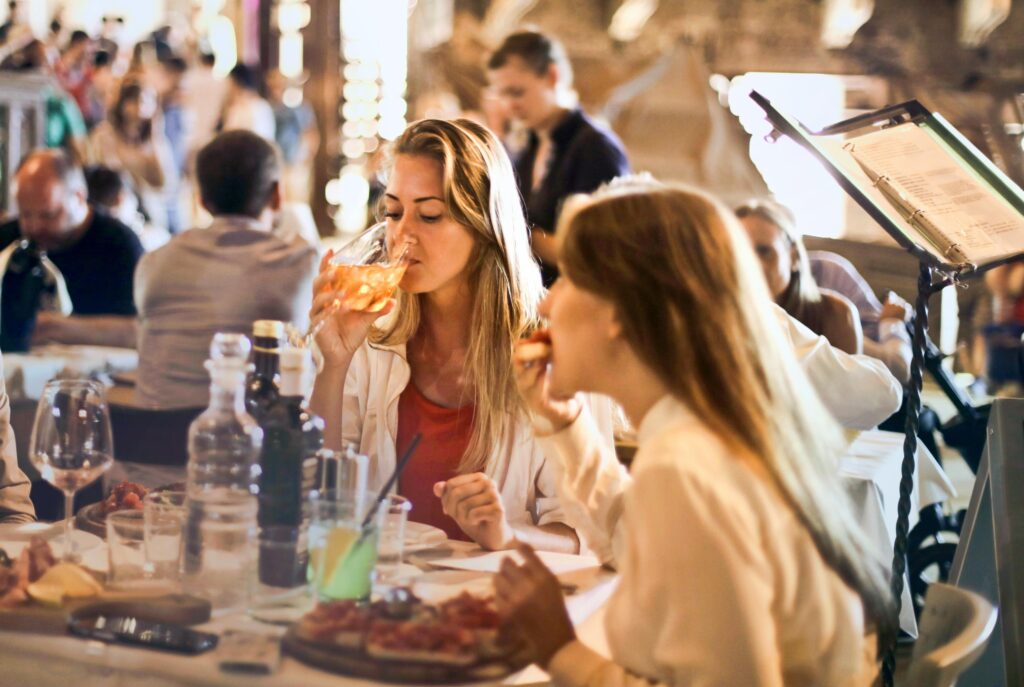 Ar trebui să mâncăm la fiecare două-trei ore pentru a ne accelera metabolismul?