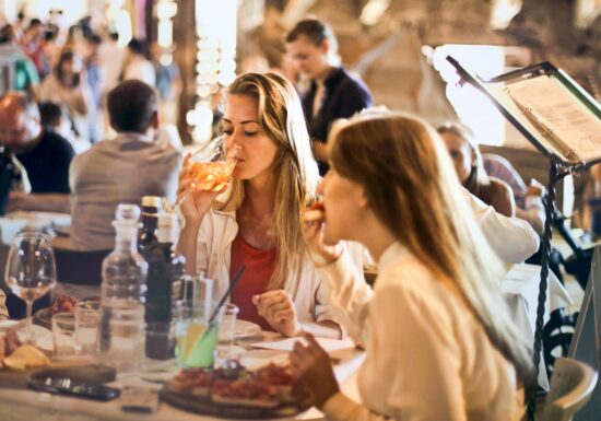 Ar trebui să mâncăm la fiecare două-trei ore pentru a ne accelera metabolismul?