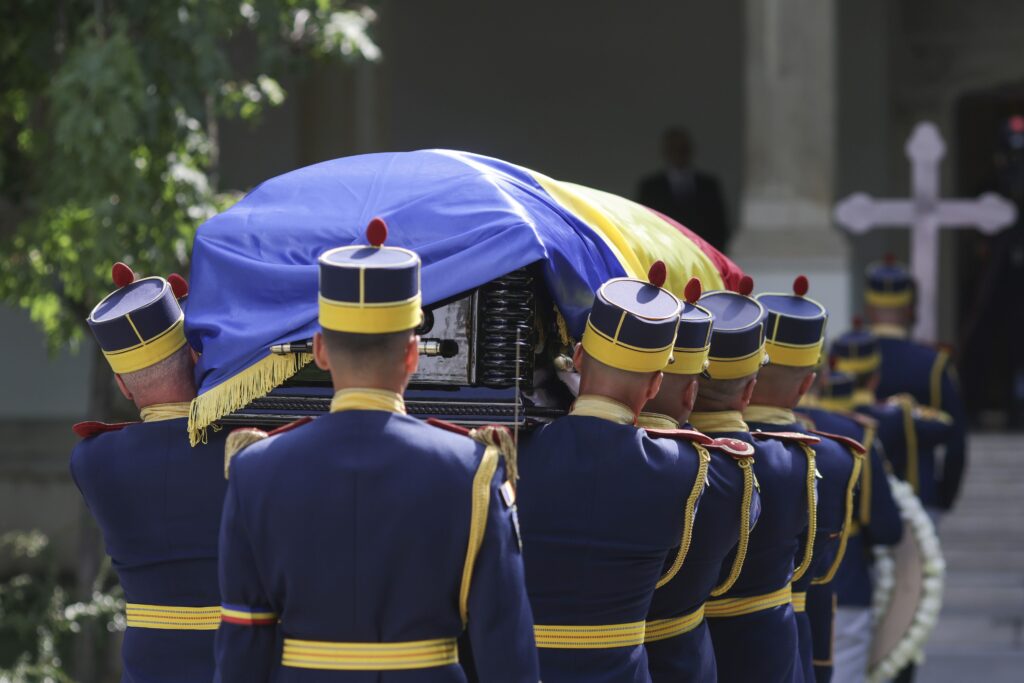 militari poarta sicriu Iliescu