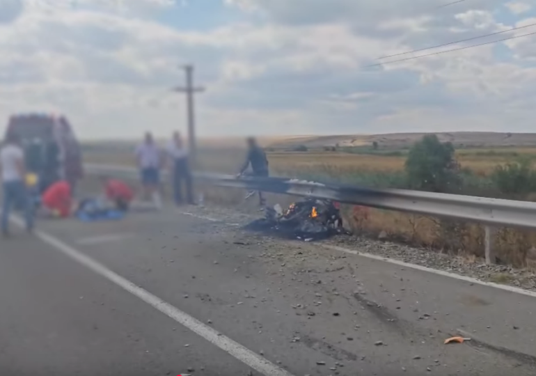 Două motociclete s-au ciocnit pe o șosea din județul Constanța, iar una a luat foc (Video)