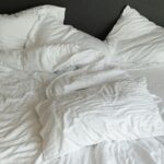 Ce este metoda scandinavă de somn, obiceiul care salvează relația de cuplu