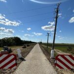 Prima pistă de biciclete pe diguri din țară leagă România cu Ungaria și e pe jumătate gata. Dincolo de graniță, lucrarea e în fază de proiect