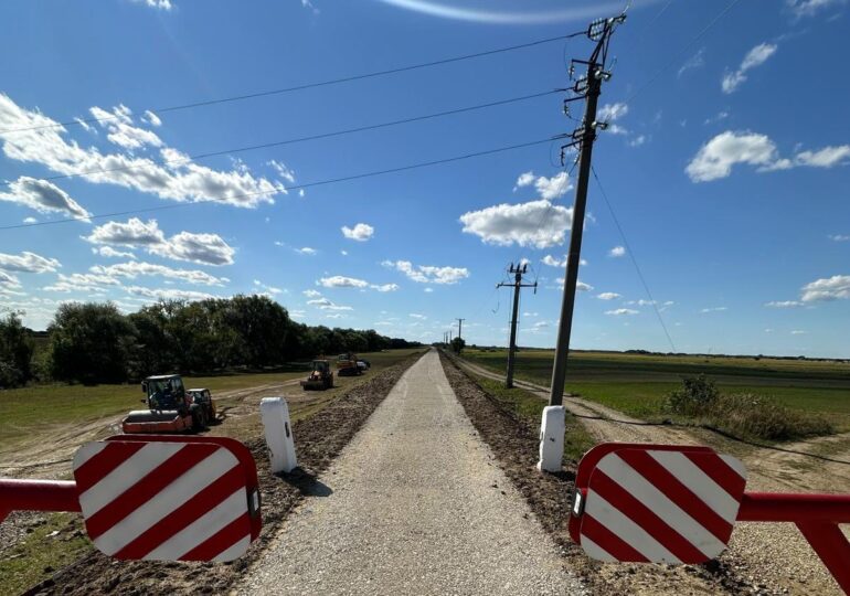 Prima pistă de biciclete pe diguri din țară leagă România cu Ungaria și e pe jumătate gata. Dincolo de graniță, lucrarea e în fază de proiect
