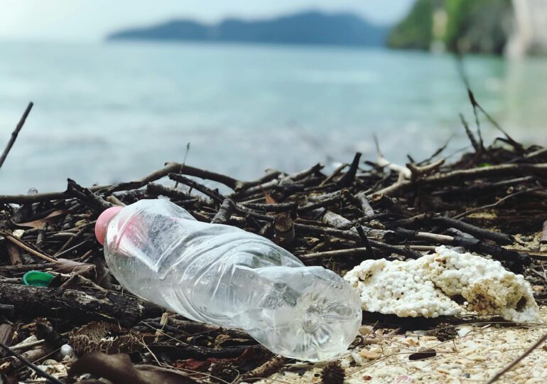 Negocierile pentru tratatul global anti-plastic eșuează la Geneva. Textul acordului, respins de aproape toate delegațiile