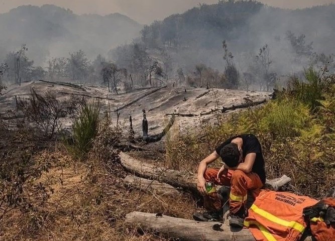 Spania luptă cu incendii uriașe: O tornadă de foc a ars totul în cale, un pompier a murit (Video)