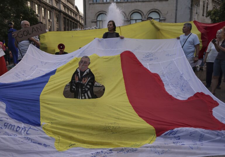 Protest în Piața Universității față de funeraliile naționale pentru Ion Iliescu. Jandarmeria spune că manifestația e ilegală (Foto)