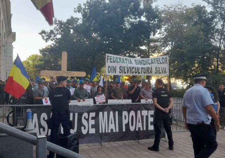 Protest la Ministerul Mediului. Silvicultorii cer oprirea reformei. Ministra Buzoianu: Romsilva nu e vacă de muls (Video)
