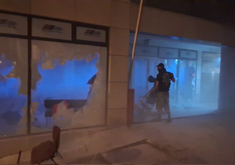 Violențe extreme la protestele din Serbia: Vucic acuză manifestanții că au vrut să ardă oameni de vii