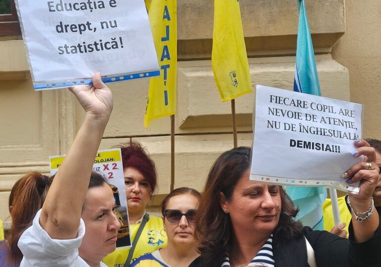 Profesorii au ieșit din nou în stradă și amenință cu boicotarea anului școlar: Ne-am săturat să suferim noi pentru greșelile voastre! (Video)