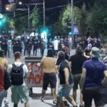 Ciocniri violente la protestele anti-guvernamentale din Serbia. Poliția, acuzată de brutalitate împotriva manifestanților (Video)