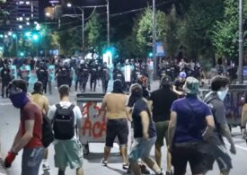 Proteste violente în Serbia. Birourile partidului de guvernământ au fost incendiate. Poliția, acuzată de brutalitate împotriva manifestanților (Video)